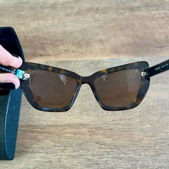 Prada tortoise shell cat eye sunglasses in mint condition - Picture 6 of 8